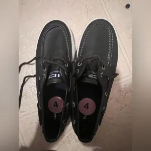 Kids Nautica shoes size 4 Nautica