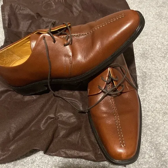 LIKE NEW -COLE HAAN size 8 Boys like new