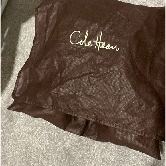 LIKE NEW -COLE HAAN size 8 Boys like new