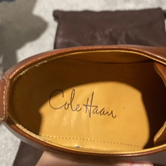 LIKE NEW -COLE HAAN size 8 Boys like new