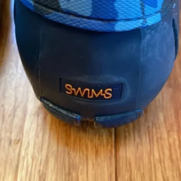 Men’s swims shoes size 8 blue like new