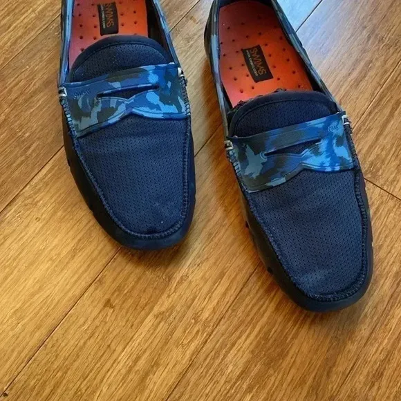 Men’s swims shoes size 8 blue like new