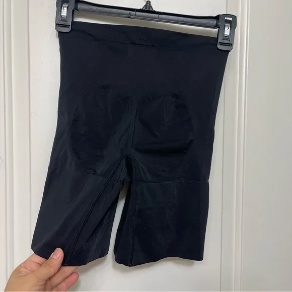 New SPANX sculpt OnCore Mid-Thigh Short in Black Size L