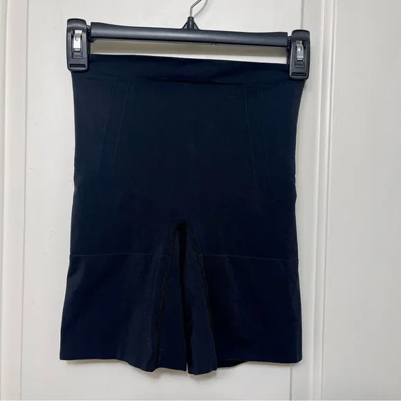 New SPANX sculpt OnCore Mid-Thigh Short in Black Size L