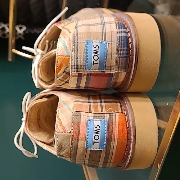NWOB TOMS madras plaid shoes